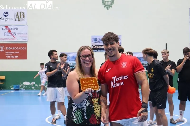 Foto 6 - &ldquo;Los amigos del Tuercas&rdquo; se imponen en la final senior y cierran el Torneo de Verano de f&uacute;tbol sala 2025