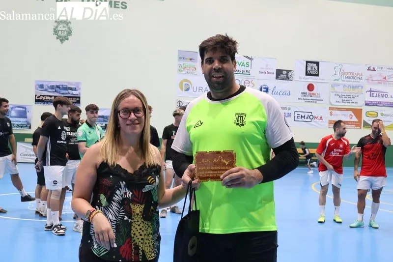 Foto 5 - &ldquo;Los amigos del Tuercas&rdquo; se imponen en la final senior y cierran el Torneo de Verano de f&uacute;tbol sala 2025