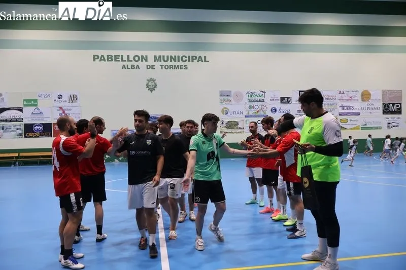 Foto 4 - &ldquo;Los amigos del Tuercas&rdquo; se imponen en la final senior y cierran el Torneo de Verano de f&uacute;tbol sala 2025