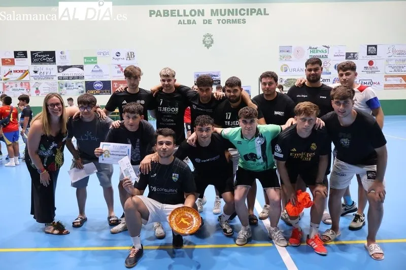 Foto 3 - &ldquo;Los amigos del Tuercas&rdquo; se imponen en la final senior y cierran el Torneo de Verano de f&uacute;tbol sala 2025