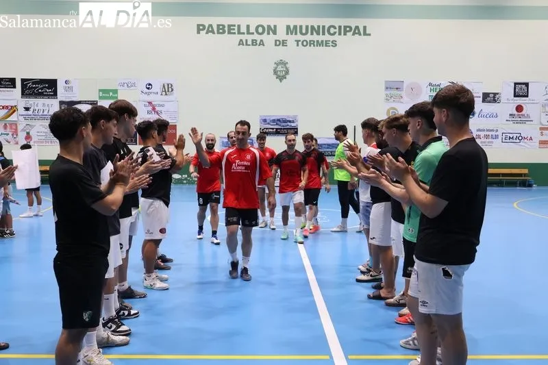 Foto 2 - &ldquo;Los amigos del Tuercas&rdquo; se imponen en la final senior y cierran el Torneo de Verano de f&uacute;tbol sala 2025