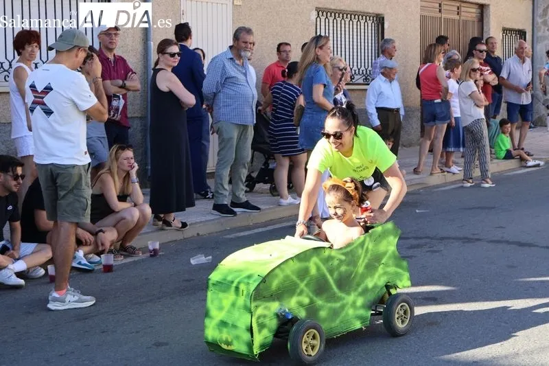 Foto 16 - Color, humor y originalidad en el concurso de Autos Locos y desfile de pe&ntilde;as de Galinduste