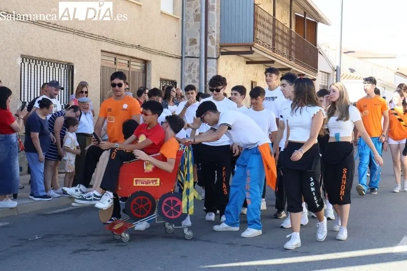 Foto 10 - Color, humor y originalidad en el concurso de Autos Locos y desfile de pe&ntilde;as de Galinduste