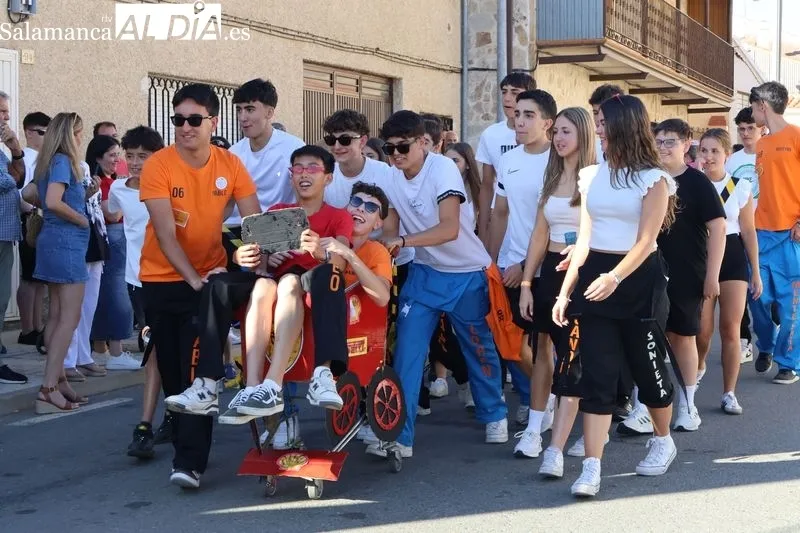 Foto 9 - Color, humor y originalidad en el concurso de Autos Locos y desfile de pe&ntilde;as de Galinduste
