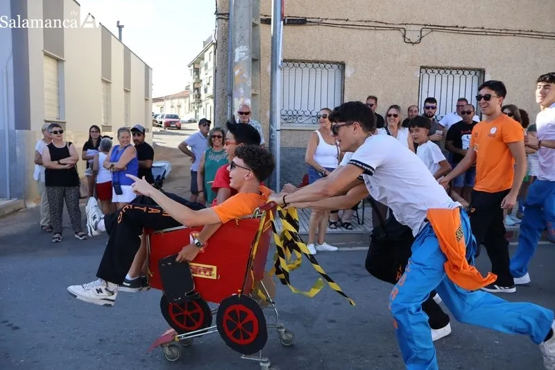 Foto 8 - Color, humor y originalidad en el concurso de Autos Locos y desfile de pe&ntilde;as de Galinduste