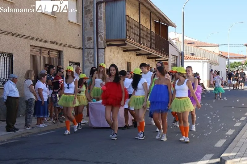 Foto 7 - Color, humor y originalidad en el concurso de Autos Locos y desfile de pe&ntilde;as de Galinduste