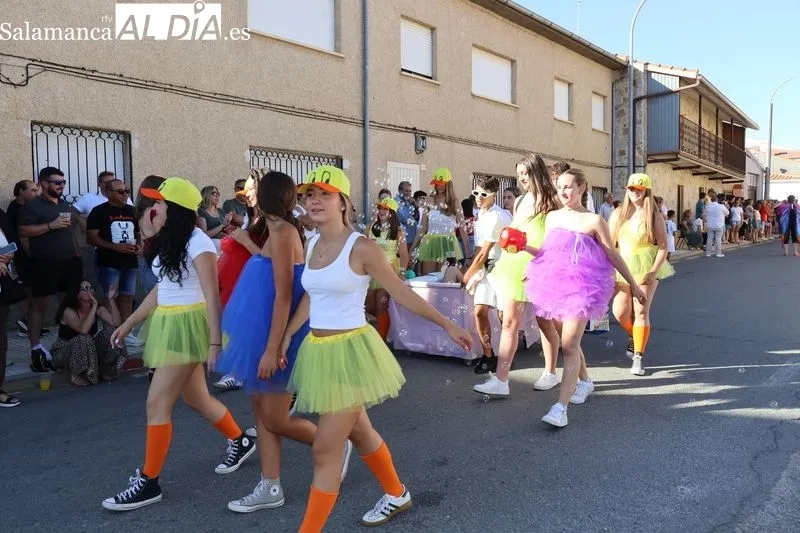 Foto 6 - Color, humor y originalidad en el concurso de Autos Locos y desfile de pe&ntilde;as de Galinduste