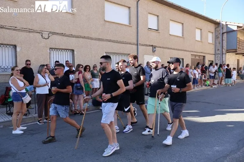Foto 5 - Color, humor y originalidad en el concurso de Autos Locos y desfile de pe&ntilde;as de Galinduste
