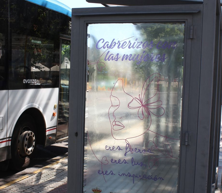 Cabrerizos instala vinilos en marquesinas contra la violencia de género