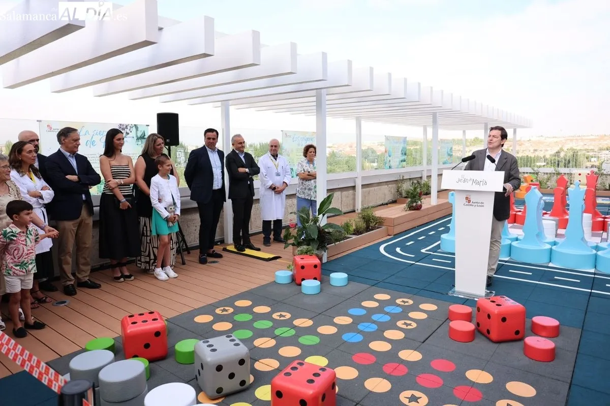 Inauguración de la terrada denominada 'El Jardín de María' en el Hospital de Salamanca. Foto de David Sañudo