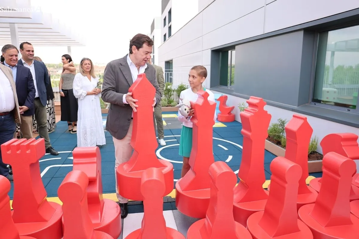 Inauguración de la terrada denominada 'El Jardín de María' en el Hospital de Salamanca. Foto de David Sañudo