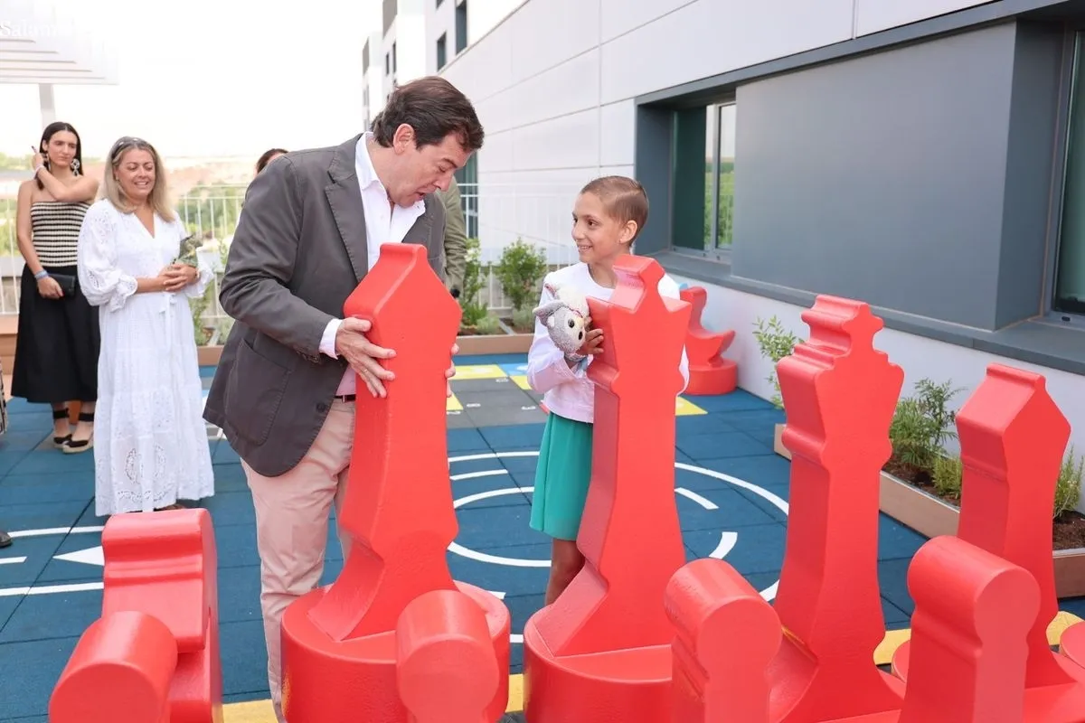 Inauguración de la terrada denominada 'El Jardín de María' en el Hospital de Salamanca. Foto de David Sañudo