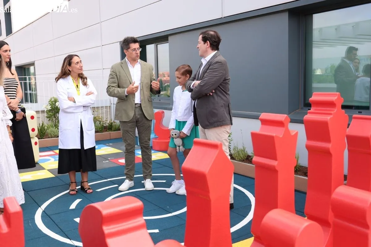 Inauguración de la terrada denominada 'El Jardín de María' en el Hospital de Salamanca. Foto de David Sañudo