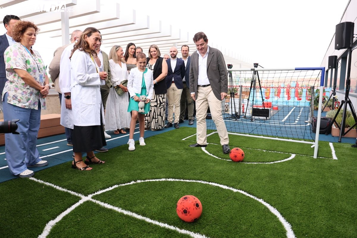 VÍDEO y FOTOS | María Caamaño inaugura El Jardín de María en el Hospital de Salamanca