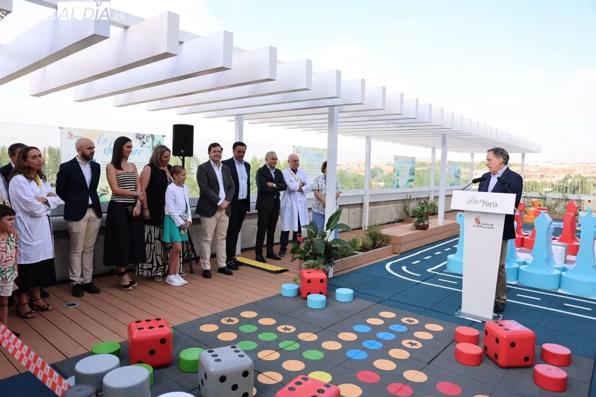 Inauguración de la terrada denominada 'El Jardín de María' en el Hospital de Salamanca. Foto de David Sañudo