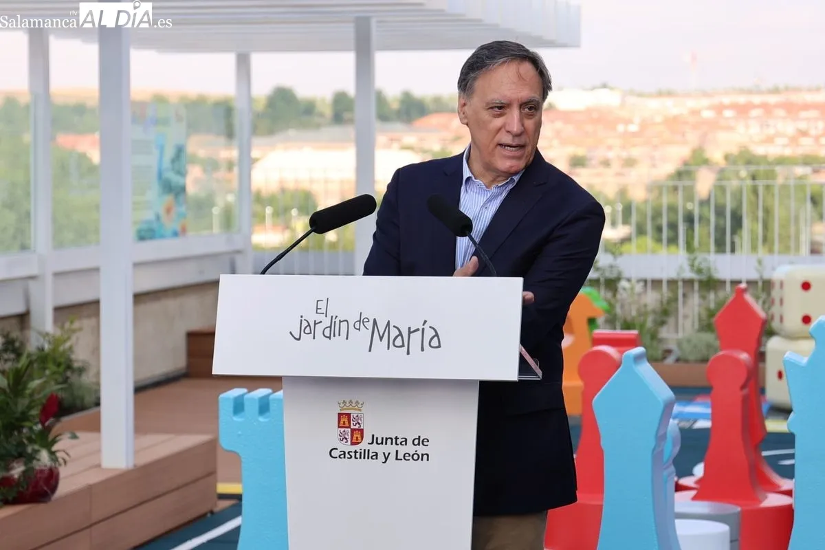 Inauguración de la terrada denominada 'El Jardín de María' en el Hospital de Salamanca. Foto de David Sañudo