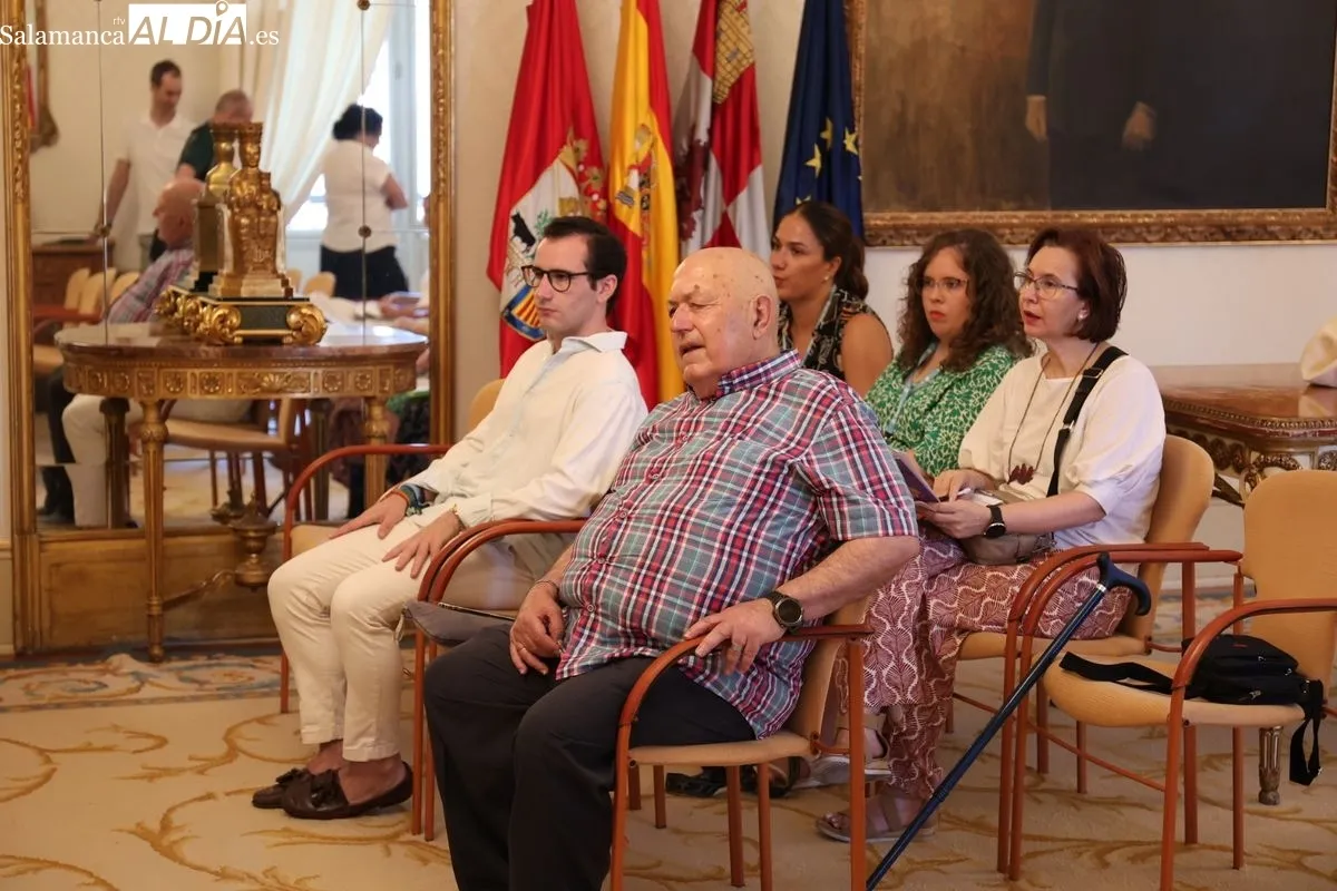 La concejala de Mayores, Isabel Macías, presenta las actividades de verano del Centro Municipal de Mayores de Trastormes y del programa municipal Salamanca Acompaña. Foto de David Sañudo