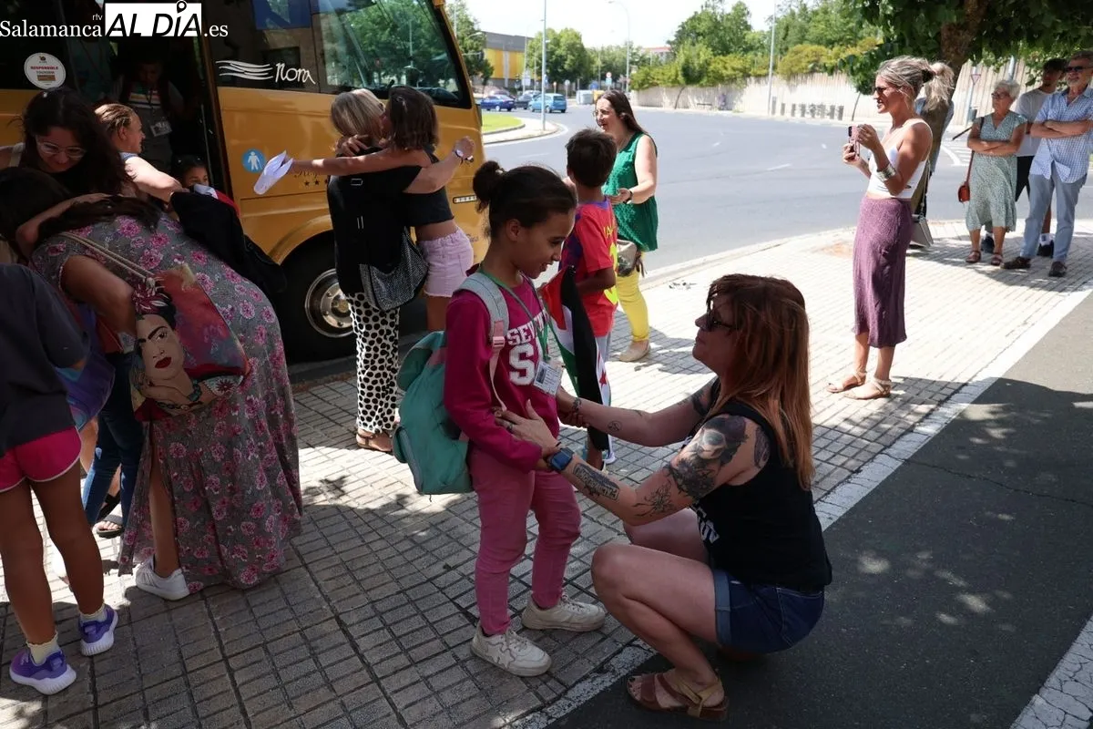 Llegada de los menores saharauis que pasarán este verano en Salamanca. Fotos: David Sañudo