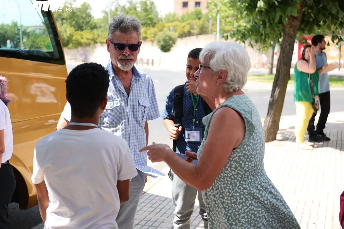 Llegada de los menores saharauis que pasarán este verano en Salamanca. Fotos: David Sañudo