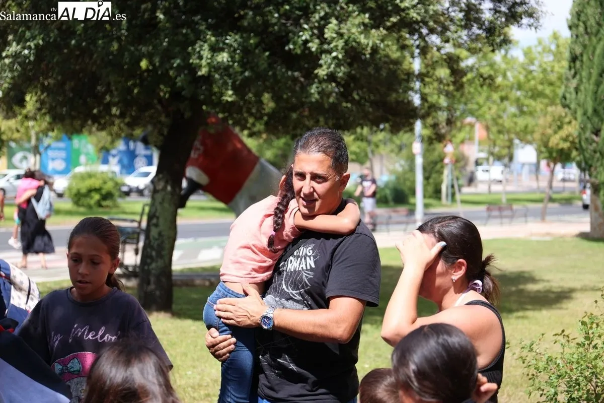 Llegada de los menores saharauis que pasarán este verano en Salamanca. Fotos: David Sañudo