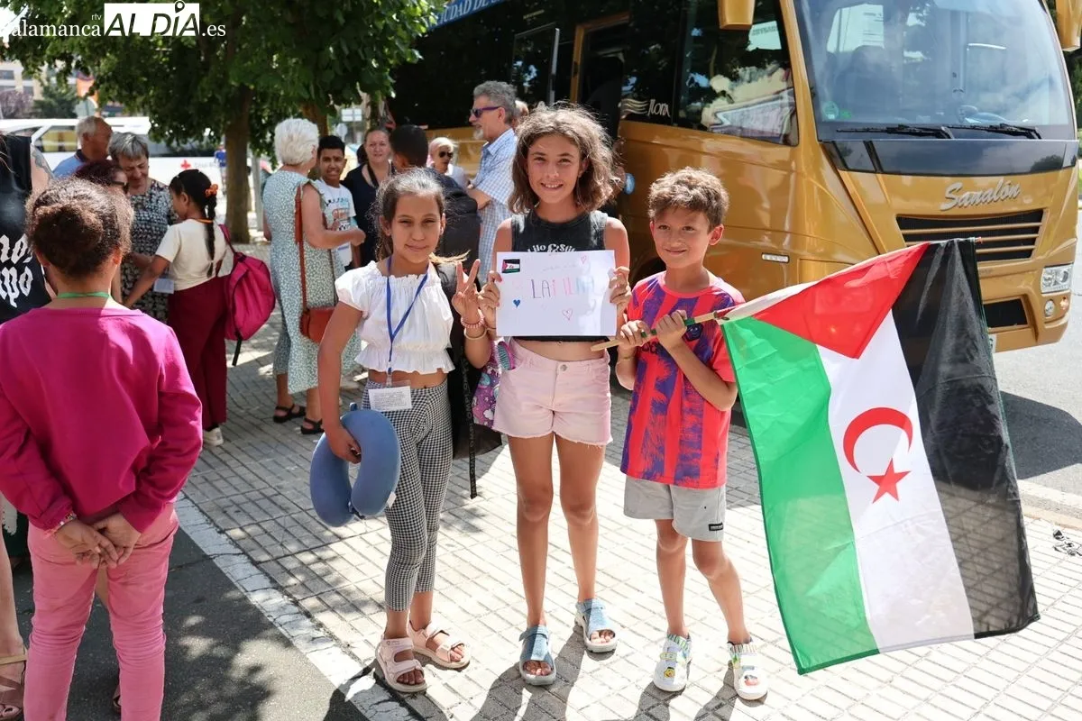 Llegada de los menores saharauis que pasarán este verano en Salamanca. Fotos: David Sañudo