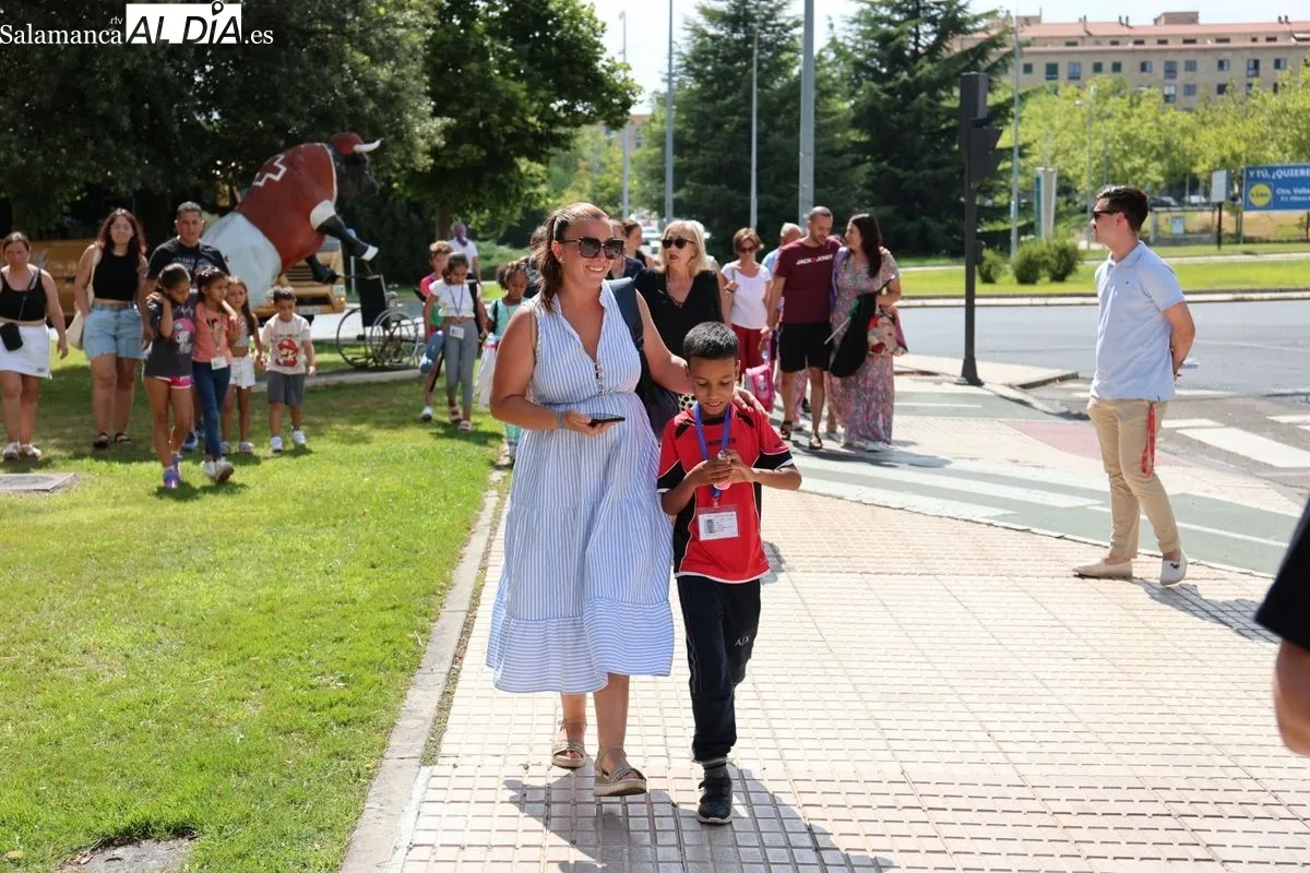 Llegada de los menores saharauis que pasarán este verano en Salamanca. Fotos: David Sañudo