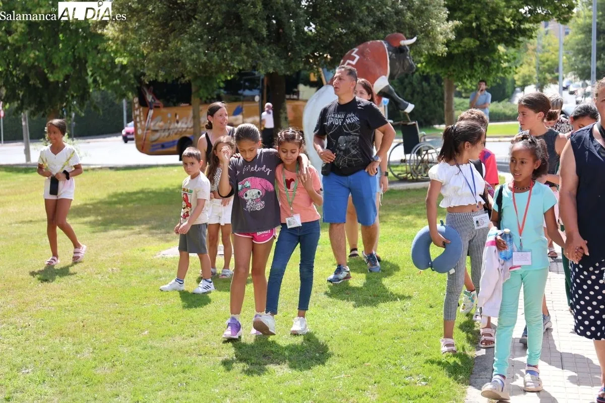 Llegada de los menores saharauis que pasarán este verano en Salamanca. Fotos: David Sañudo