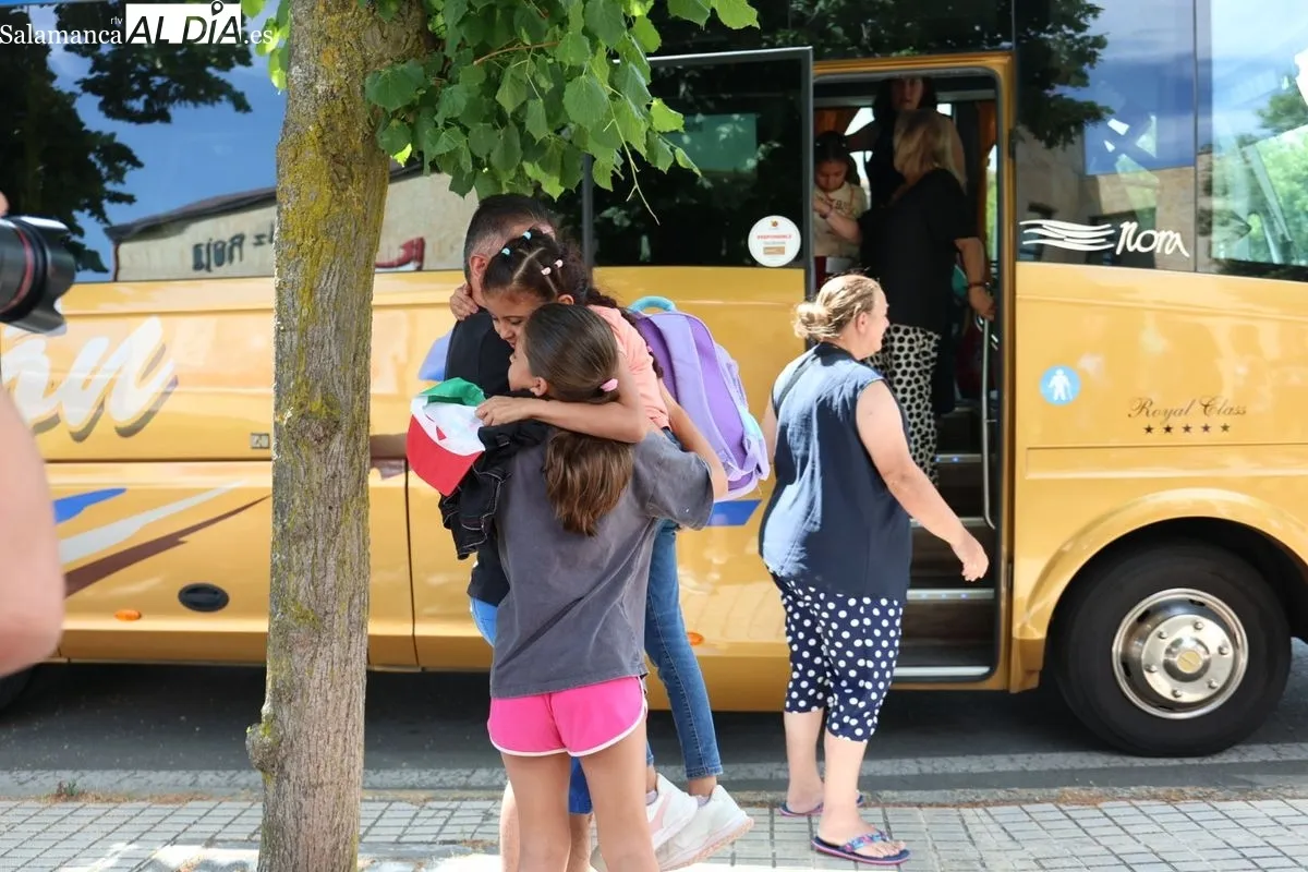Llegada de los menores saharauis que pasarán este verano en Salamanca. Fotos: David Sañudo