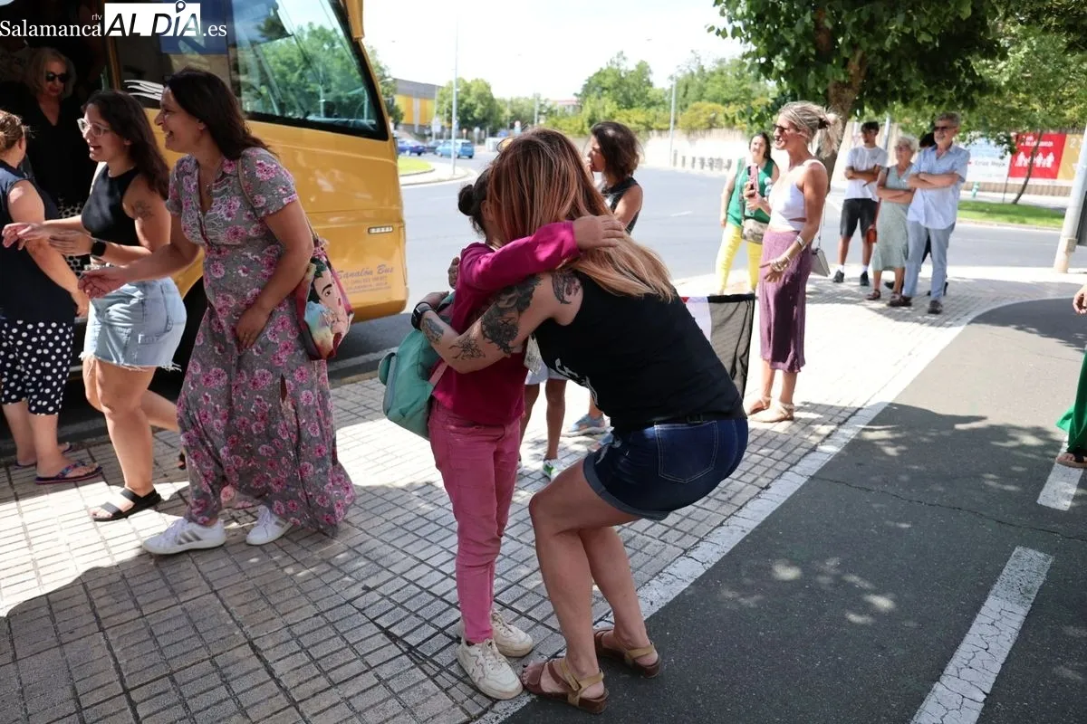 Llegada de los menores saharauis que pasarán este verano en Salamanca. Fotos: David Sañudo