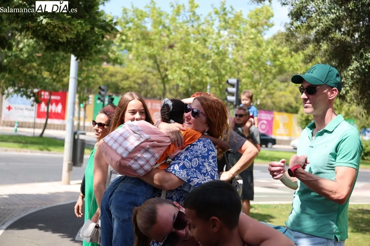 Llegada de los menores saharauis que pasarán este verano en Salamanca. Fotos: David Sañudo