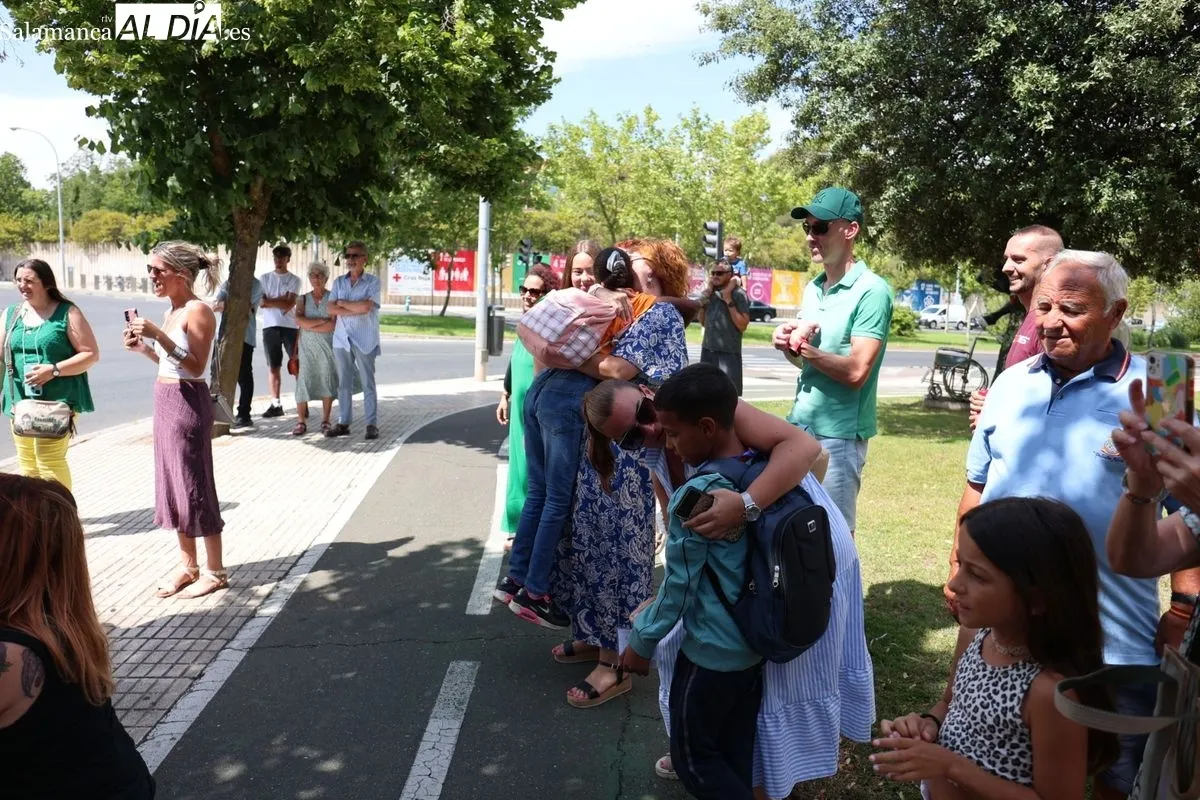 Llegada de los menores saharauis que pasarán este verano en Salamanca. Fotos: David Sañudo