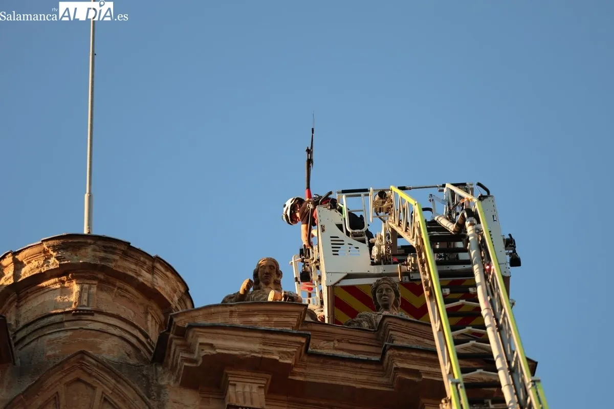 Los bomberos de Salamanca han colocado La Mariseca en la espadaña del Ayuntamiento anunciando las Ferias y Fiestas 2025. Fotos: David Sañudo