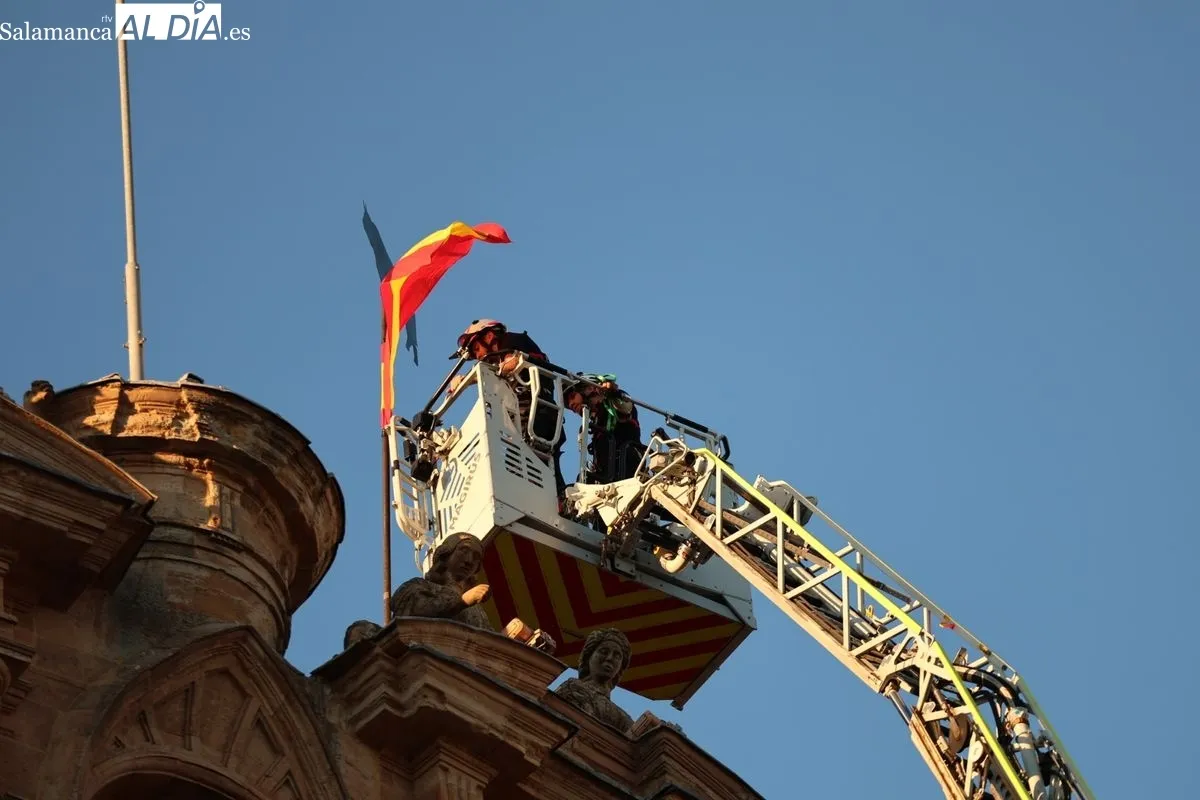 Los bomberos de Salamanca han colocado La Mariseca en la espadaña del Ayuntamiento anunciando las Ferias y Fiestas 2025. Fotos: David Sañudo