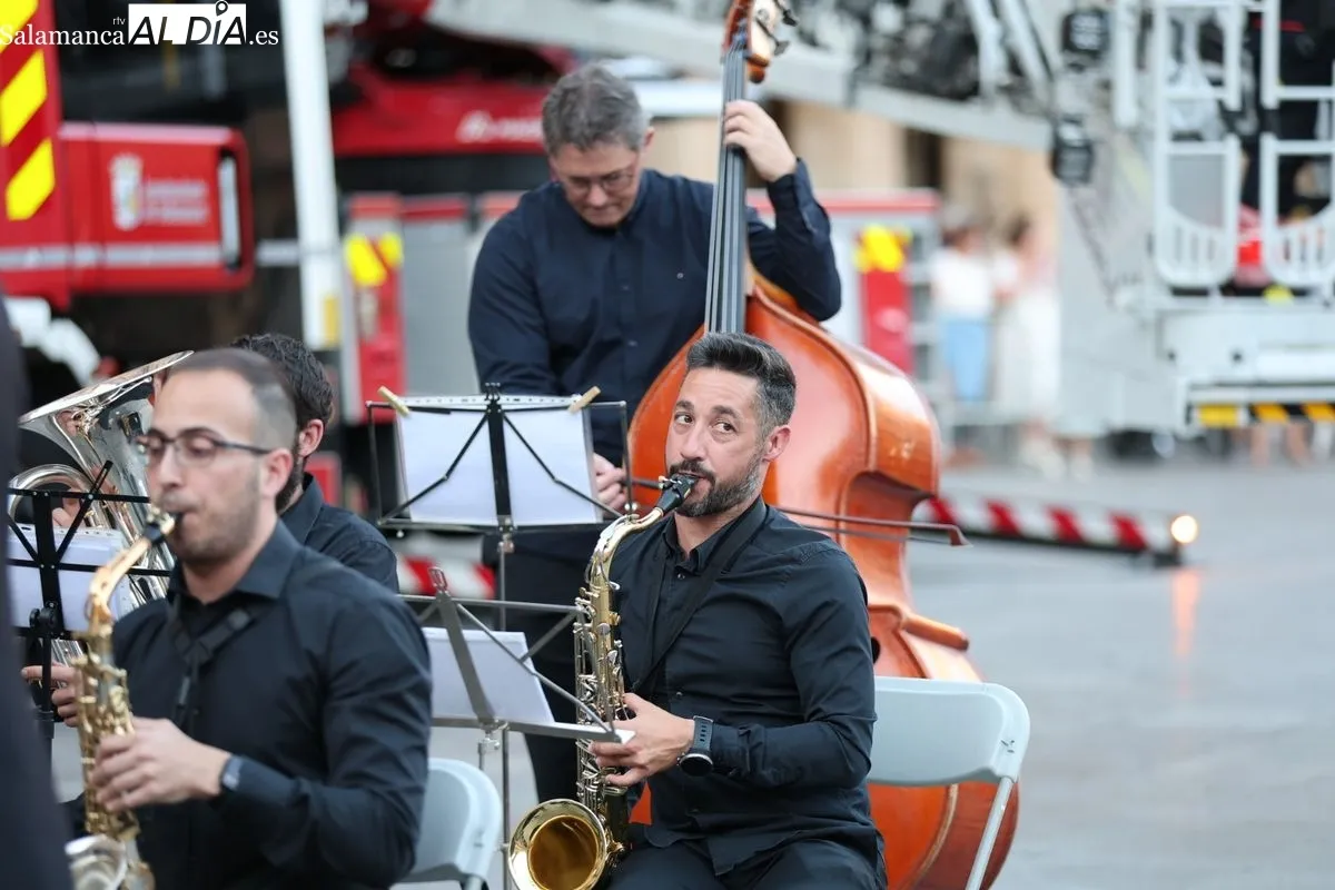 Los bomberos de Salamanca han colocado La Mariseca en la espadaña del Ayuntamiento anunciando las Ferias y Fiestas 2025. Fotos: David Sañudo
