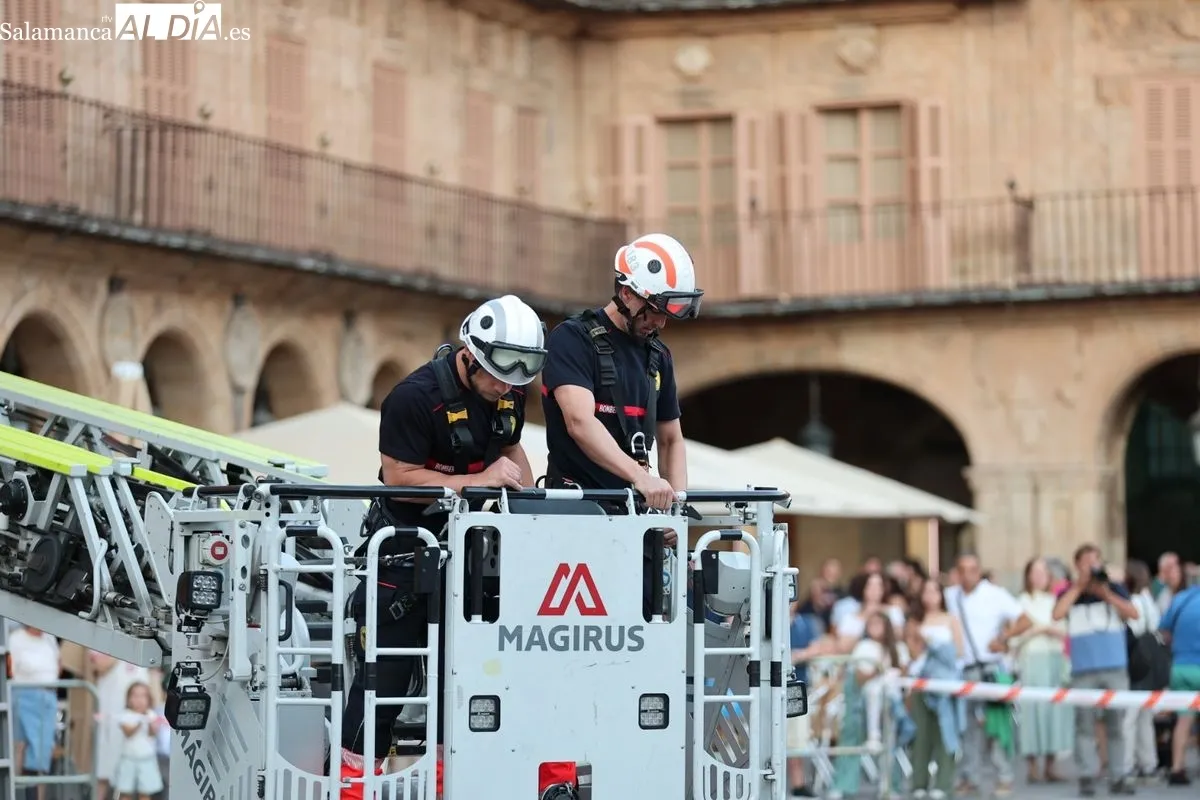 Los bomberos de Salamanca han colocado La Mariseca en la espadaña del Ayuntamiento anunciando las Ferias y Fiestas 2025. Fotos: David Sañudo