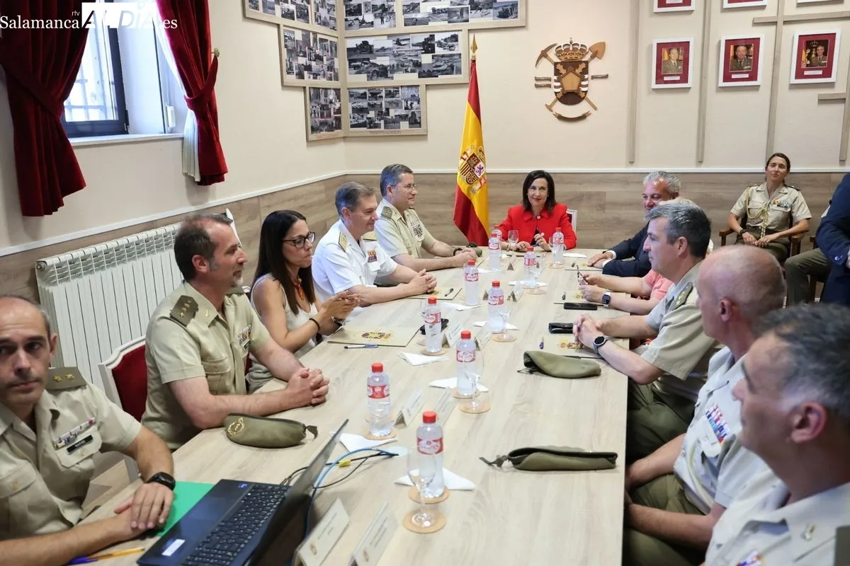 Margarita Robles condecora en Salamanca a los 'héroes' del REI 11 por su labor en la DANA de Valencia: 