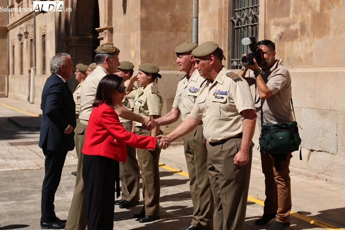 Margarita Robles condecora en Salamanca a los 'héroes' del REI 11 por su labor en la DANA de Valencia: 
