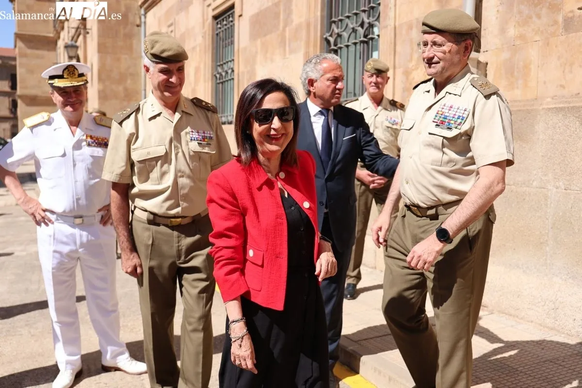 Margarita Robles condecora en Salamanca a los 'héroes' del REI 11 por su labor en la DANA de Valencia: 