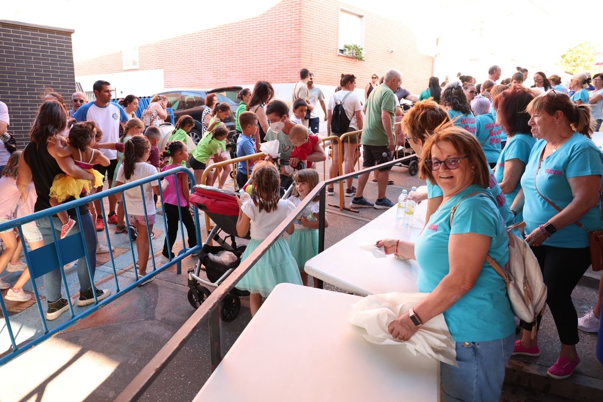 Fiestas Santa Marta: las Águedas reparten la merienda