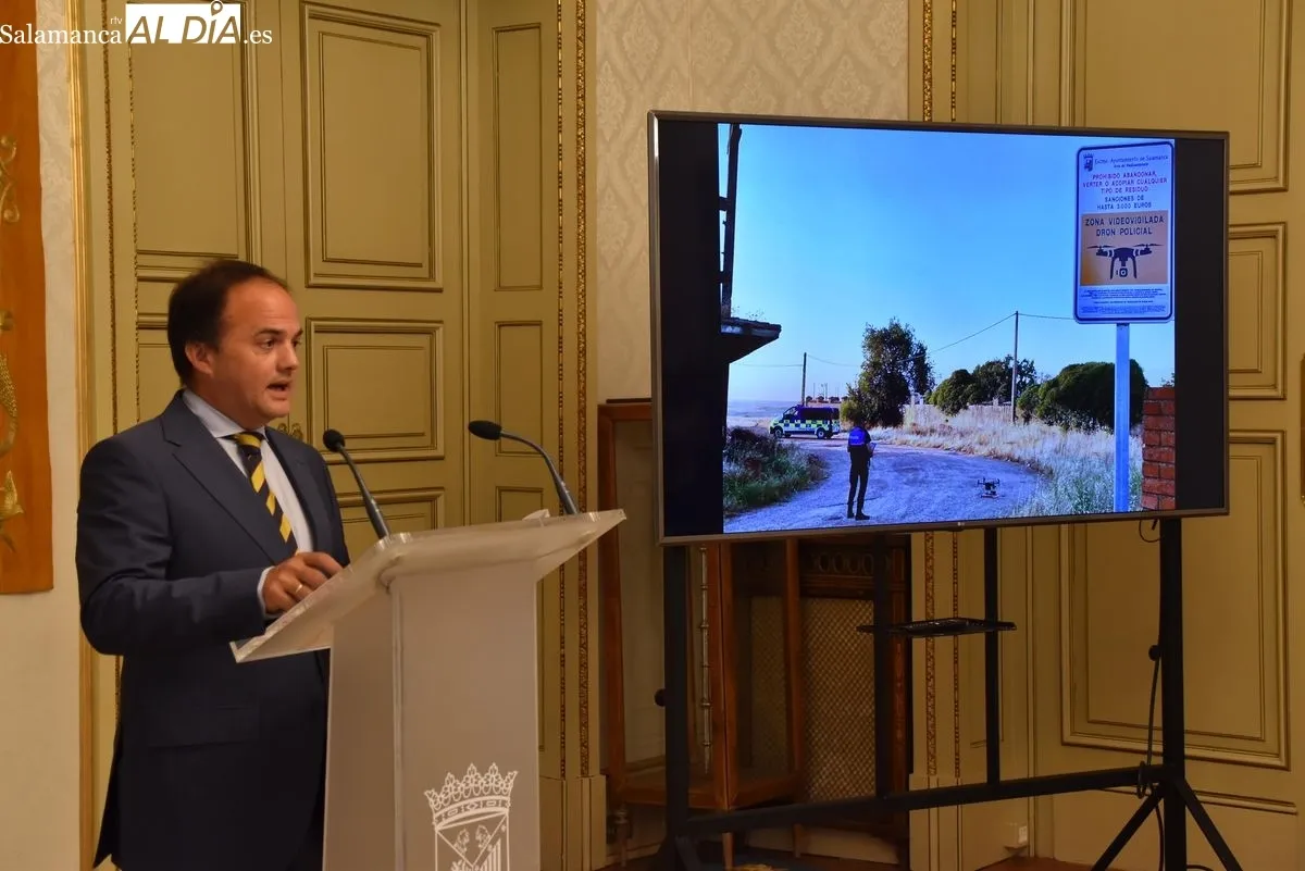 Presentación en el Ayuntamiento de Salamanca del dron de largo alcance para vigilar y sancionar los vertidos ilegales en el extrarradio. Foto de Miguel A. González