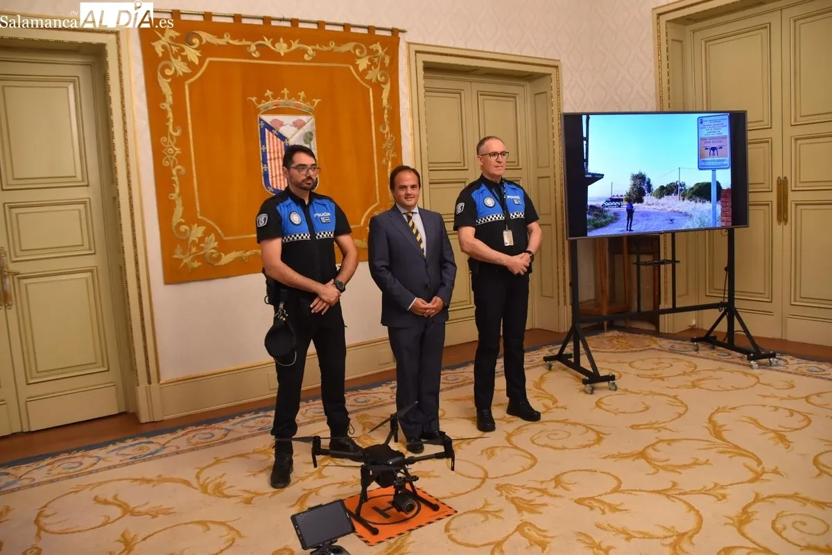 Presentación en el Ayuntamiento de Salamanca del dron de largo alcance para vigilar y sancionar los vertidos ilegales en el extrarradio. Foto de Miguel A. González