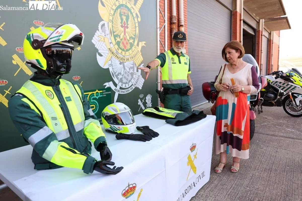 Presentación de los nuevos equipamientos de la Guardia Civil de Tráfico destinados a intensificar la vigilancia y la seguridad vial en la provincia. Foto de David Sañudo