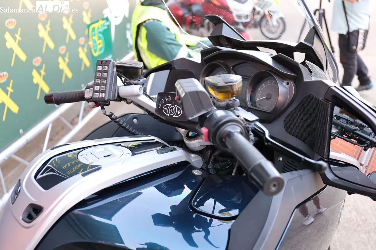Presentación de los nuevos equipamientos de la Guardia Civil de Tráfico destinados a intensificar la vigilancia y la seguridad vial en la provincia. Foto de David Sañudo