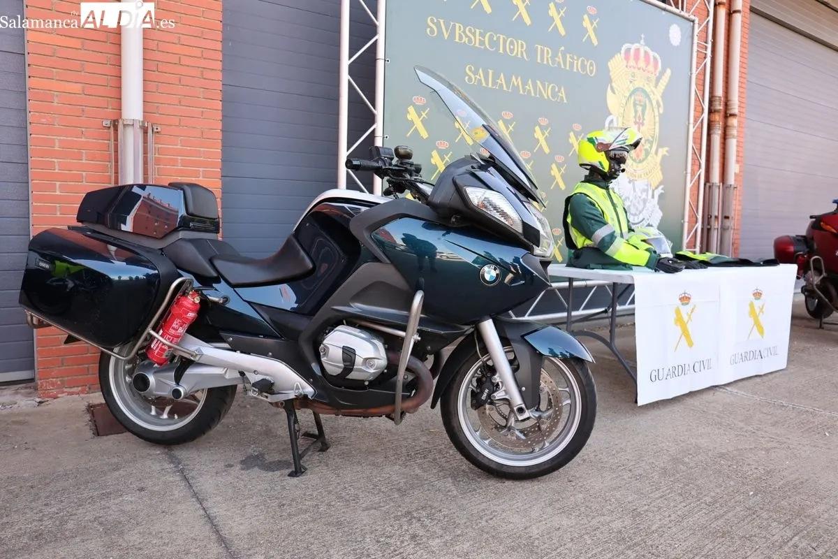 Presentación de los nuevos equipamientos de la Guardia Civil de Tráfico destinados a intensificar la vigilancia y la seguridad vial en la provincia. Foto de David Sañudo