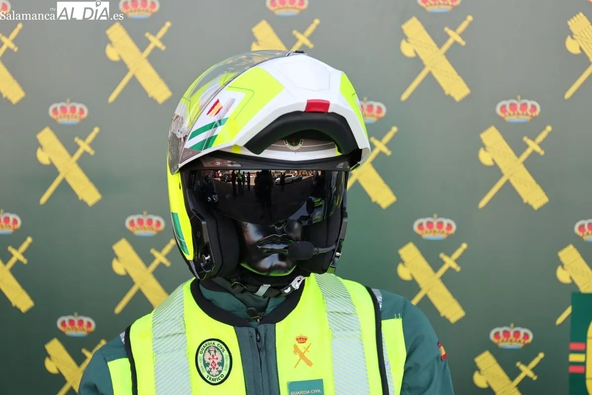 Presentación de los nuevos equipamientos de la Guardia Civil de Tráfico destinados a intensificar la vigilancia y la seguridad vial en la provincia. Foto de David Sañudo