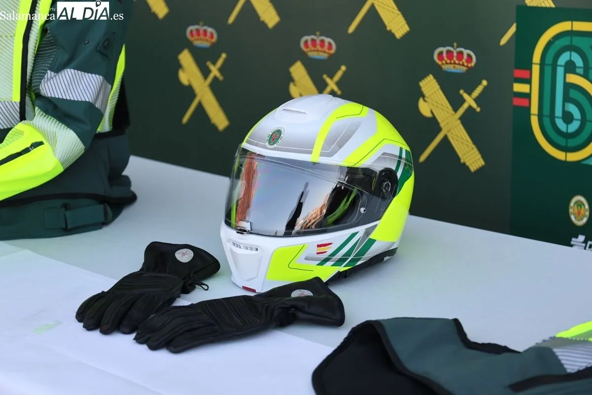 Presentación de los nuevos equipamientos de la Guardia Civil de Tráfico destinados a intensificar la vigilancia y la seguridad vial en la provincia. Foto de David Sañudo