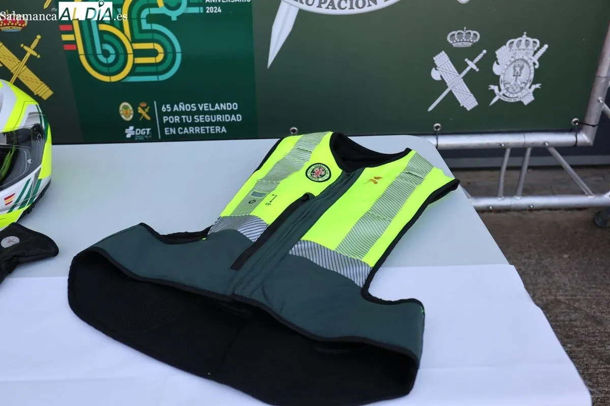 Presentación de los nuevos equipamientos de la Guardia Civil de Tráfico destinados a intensificar la vigilancia y la seguridad vial en la provincia. Foto de David Sañudo