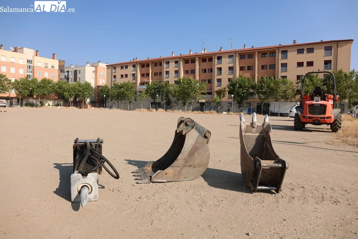 Visita del alcalde de Salamanca a las obras de construcción del nuevo aparcamiento en superficie con 214 plazas en El Zurguén. Fotos: David Sañudo