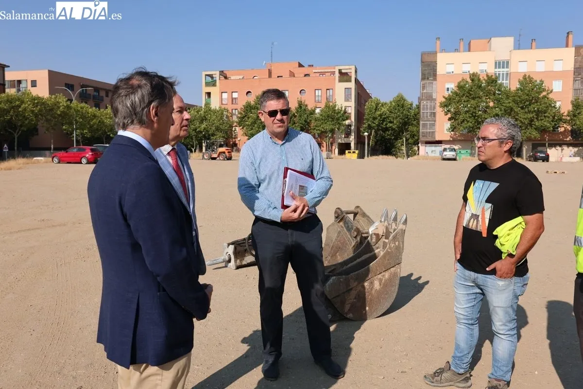 Visita del alcalde de Salamanca a las obras de construcción del nuevo aparcamiento en superficie con 214 plazas en El Zurguén. Fotos: David Sañudo