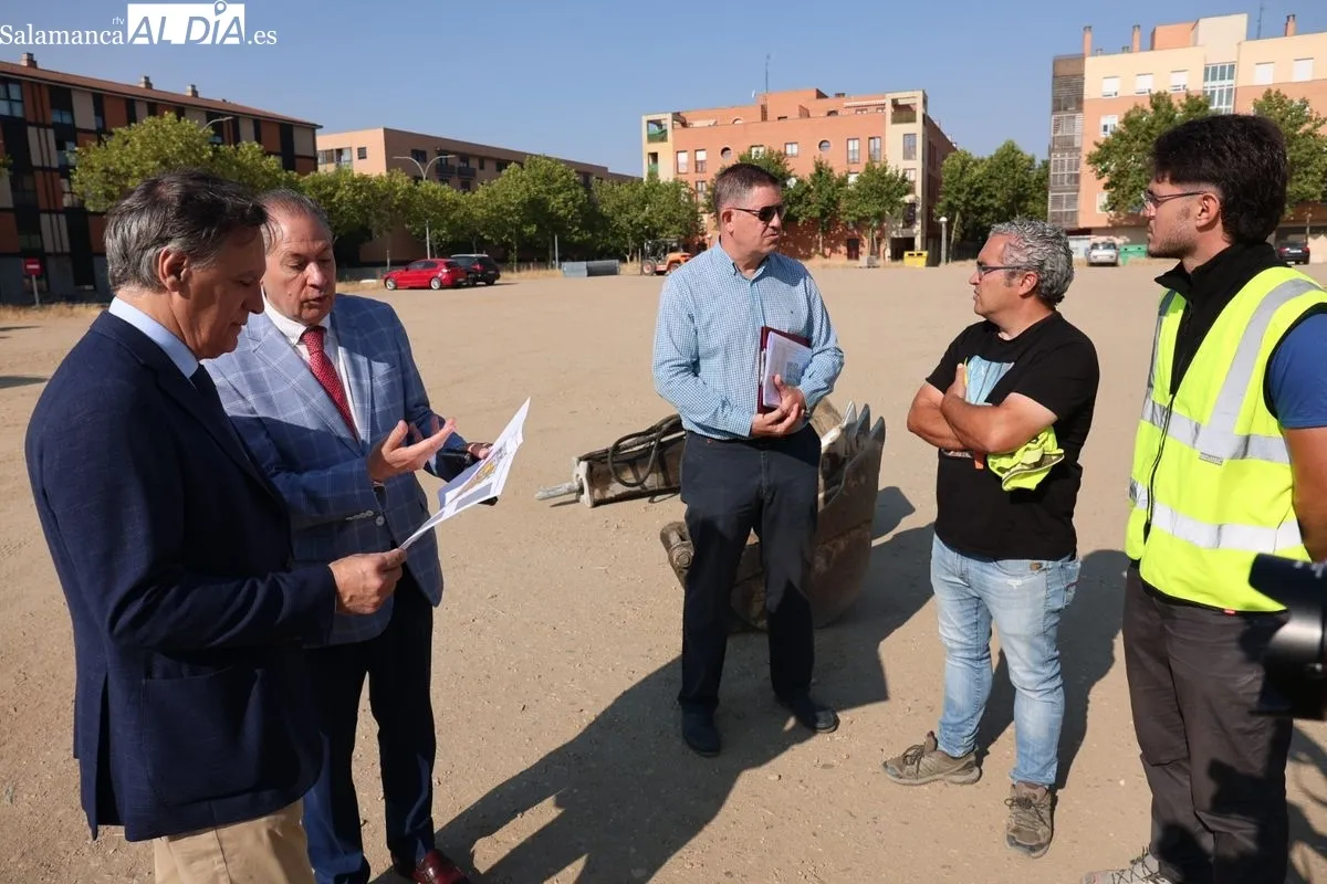 Visita del alcalde de Salamanca a las obras de construcción del nuevo aparcamiento en superficie con 214 plazas en El Zurguén. Fotos: David Sañudo